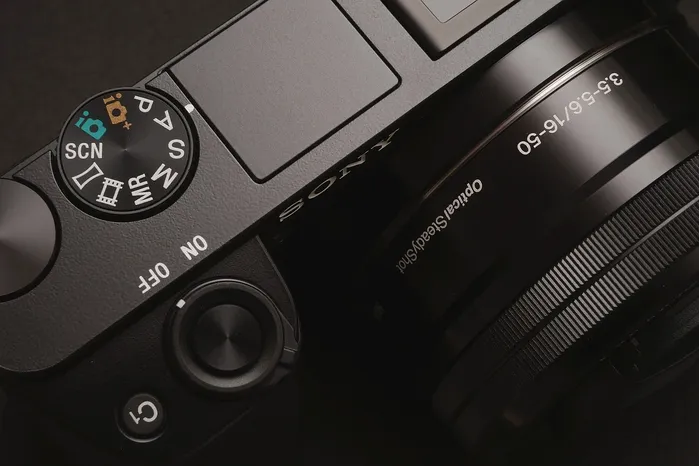 Versatile SLR-style camera grip Pictar One